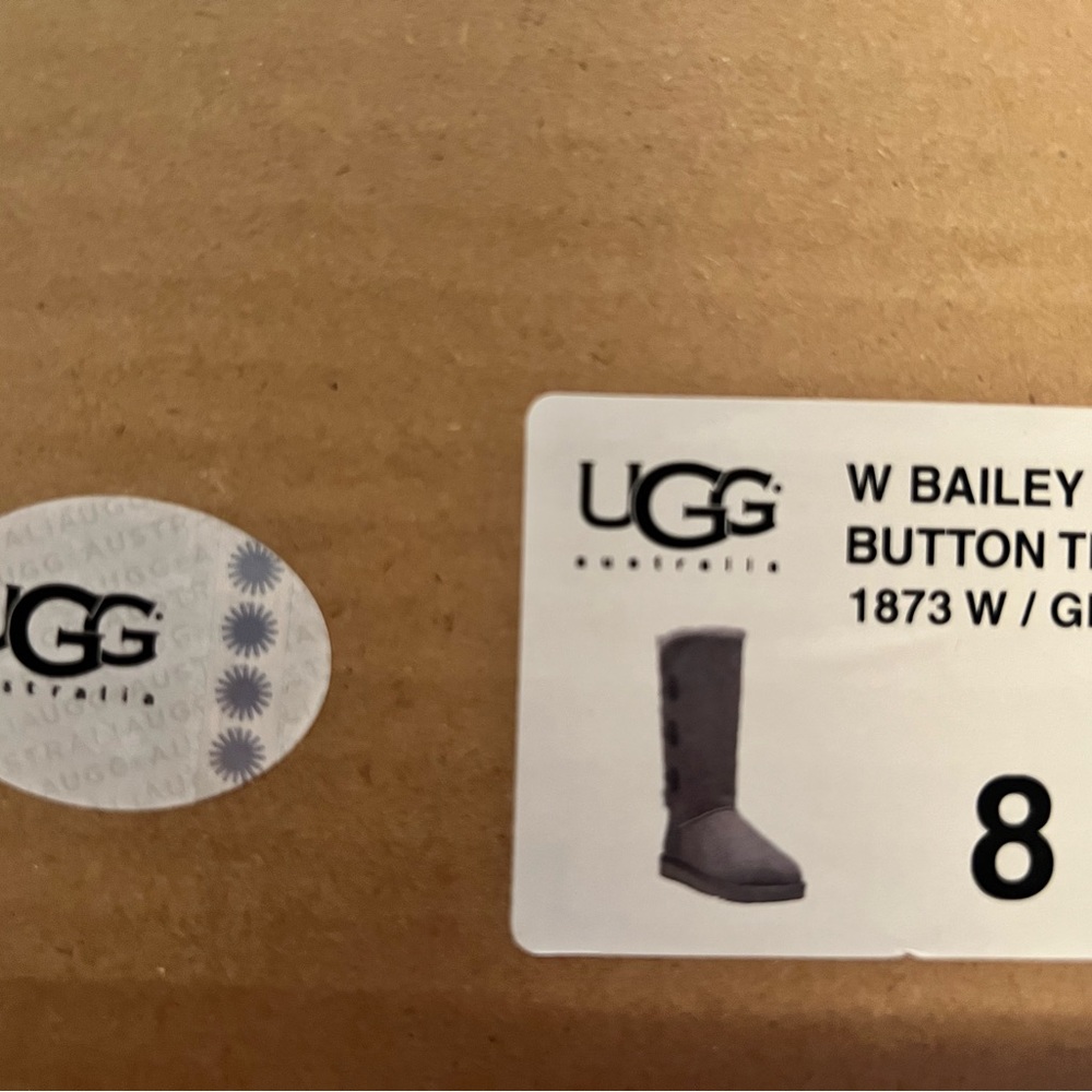 Ugg Bailey Button Triple. - image 6